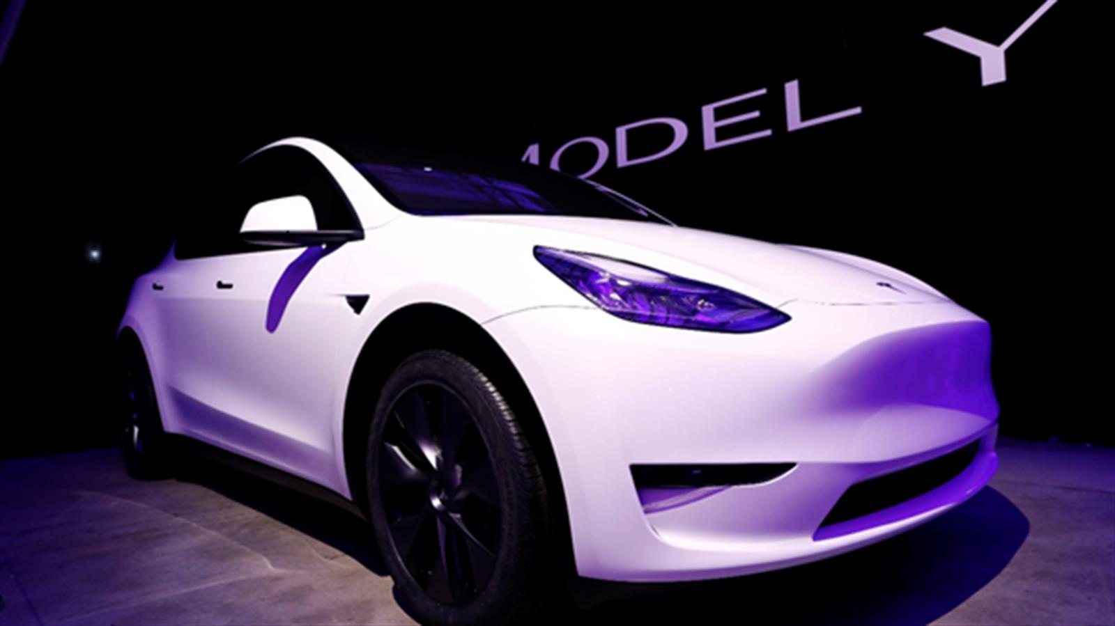 研究機構成功欺騙Tesla自動駕駛系統 無人坐司機位照開車