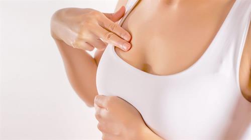 別以為胸小不下垂   乳房下垂的7個原因